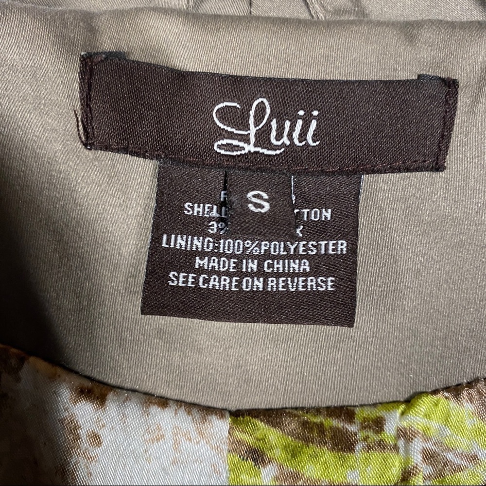 LUII Women’s coat. Ruffles and buttons up the front. Zips closed. 3/4 sleeves. S - Picture 2 of 7